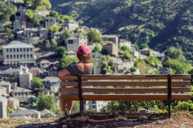 Parkta bankta oturan adam