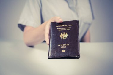 Havaalanında göçmenlik ve pasaport kontrolü. Alman pasaportlu bir kadın sınır kontrol subayı. Kavram