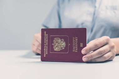 Havaalanında göçmenlik ve pasaport kontrolü. Kadın sınır kontrol görevlisi Rus pasaportuna mühür basıyor. Kavram