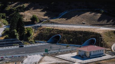 Yoldaki bir adamın manzarası