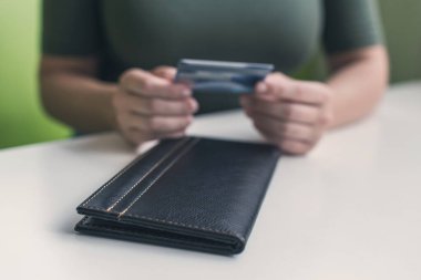 Bir adama kredi kartıyla yaklaş.