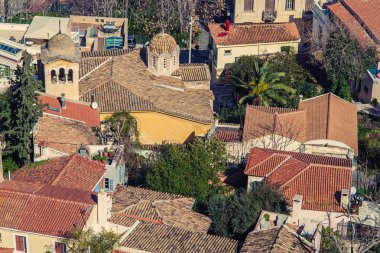 Plaka Mahallesi ile Atina şehir merkezi manzarası