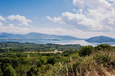 Kastoria kasabası ve Orestias Gölü civarındaki dağdan panoramik manzara. Yunanistan