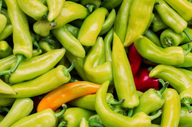 Satılık bir sürü yeşil biber..