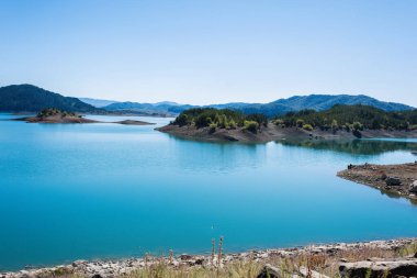 Epirus Metsovo 'daki Aoos Springs Gölü. Yunanistan 'ın kuzeyindeki Pindus dağları. Techniti Limni Aoou Gölü