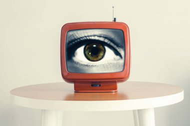 Eski bir televizyon ekranında bir kadın gözü. Yaratıcı bir kavram. Geleceğe bakmak