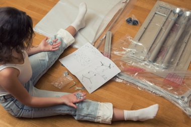 Mobilyaların kendi kendine montajı için kadınların ellerinde toplanması talimatı. 