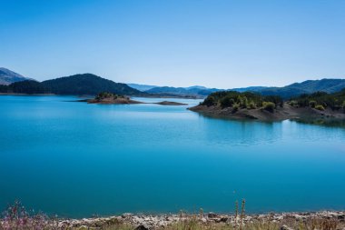 Epirus Metsovo 'daki Aoos Springs Gölü. Yunanistan 'ın kuzeyindeki Pindus dağları. Techniti Limni Aoou Gölü