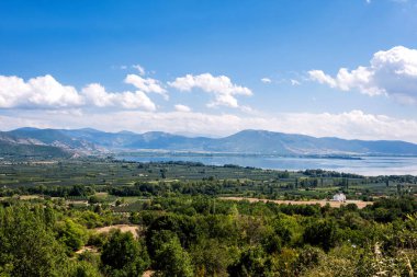 Kastoria kasabası ve Orestias Gölü civarındaki dağdan panoramik manzara. Yunanistan