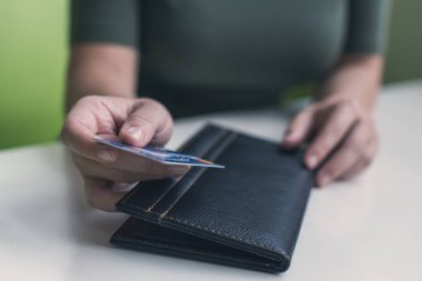 Kredi kartı tutan adamın elleri