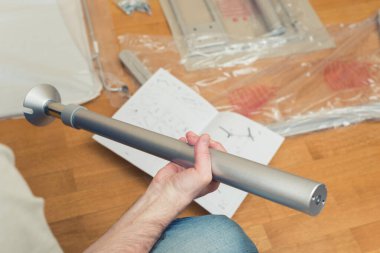 Mobilyaların kendi kendine montajı için erkeklerin ellerinde toplanması talimatı. 