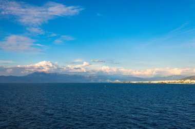 Yunanistan 'ın İyon Denizi' nde gün batımında Rion-Antirion köprüsü ve Patra limanındaki feribot gemisinden görüntü 