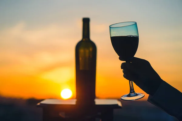 Weibliche Hand Mit Weinglas Auf Sonnenuntergang Hintergrund — Stockfoto