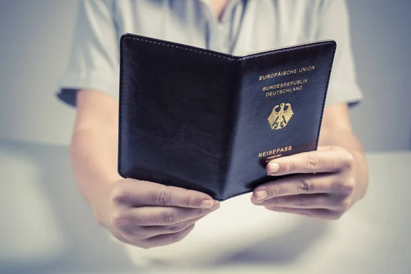 Иммиграционный Паспортный Контроль Аэропорту Женщина Пограничник Немецким Паспортом Гражданина Германии — стоковое фото