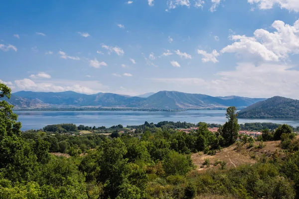 Kastoria kasabası ve Orestias Gölü civarındaki dağdan panoramik manzara. Yunanistan