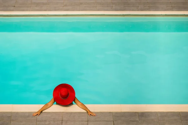 Menina Bonita Maiô Chapéu Vermelho Uma Piscina Água Azul — Fotografia de Stock