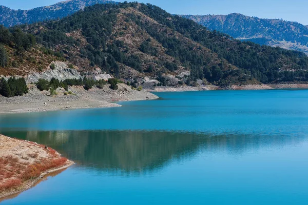 日间山中蓝湖景致 旅游理念 — 图库照片