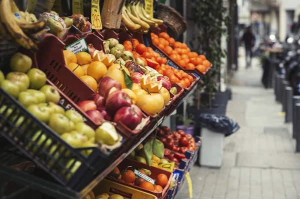 Egzotikus Gyümölcsök Értékesítése Athén Központjában Polcokon Utcai Piac Görögország — Stock Fotó