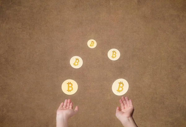 Żeńskie Ręce Żonglują Świecącymi Monetami Kryptowaluta Bitcoin Złotym Tle Symbol — Zdjęcie stockowe