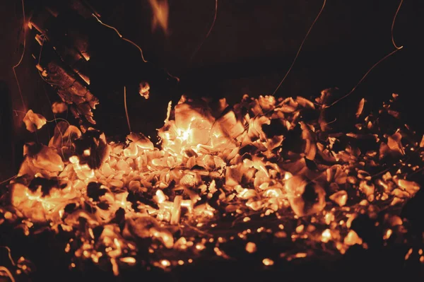 Гаряче Червоне Вугілля Дров Каміні Чорному Тлі — стокове фото