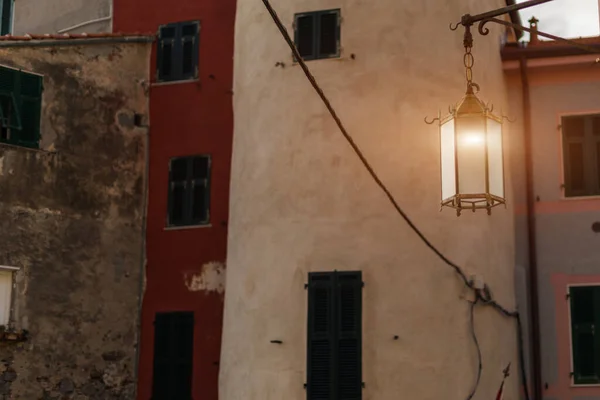 Calle Estrecha Con Edificios Coloridos Pequeño Pueblo Colorido Lerici Liguria — Foto de Stock