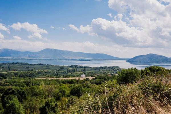 Kastoria kasabası ve Orestias Gölü civarındaki dağdan panoramik manzara. Yunanistan