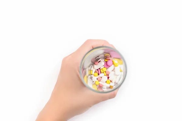 Kobieca Ręka Szklanka Pełna Kolorowych Leków Pigułek Tabletek Nasennych Uspokajających — Zdjęcie stockowe