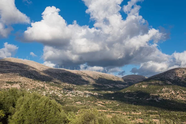 ザゴリア地方のギリシャの道路や山の風景 ピンダス山国立公園 — ストック写真