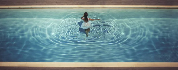 Bovenaanzicht Vanuit Lucht Van Naakte Vrouw Zwembad Met Blauw Water — Stockfoto