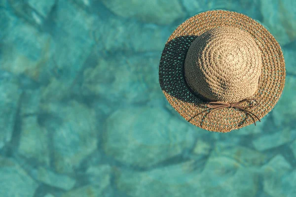 Pălăria Paie Înoată Apa Transparentă Piscinei — Fotografie, imagine de stoc