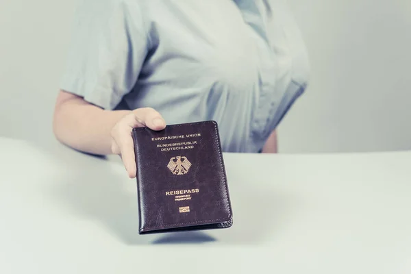 Havaalanında Göçmenlik Pasaport Kontrolü Alman Pasaportlu Bir Kadın Sınır Kontrol — Stok fotoğraf
