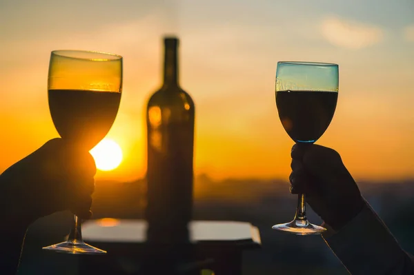 Erkek Kadın Eli Silueti Günbatımı Arka Planında Şarap Kızartıyor Romantik — Stok fotoğraf