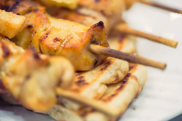 Souvlaki Pollo Plato Con Pan Pita Papas Fritas —  Fotos de Stock