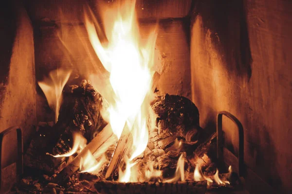 Carbones Rojos Calientes Leña Una Chimenea Sobre Fondo Negro — Foto de Stock