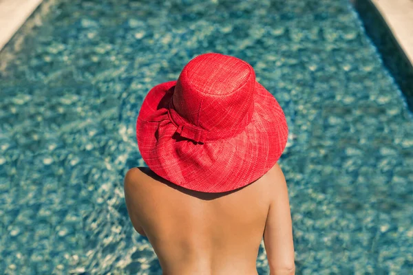 Schöne Junge Nackte Frau Mit Rotem Hut Transparenten Wasser Des — Stockfoto