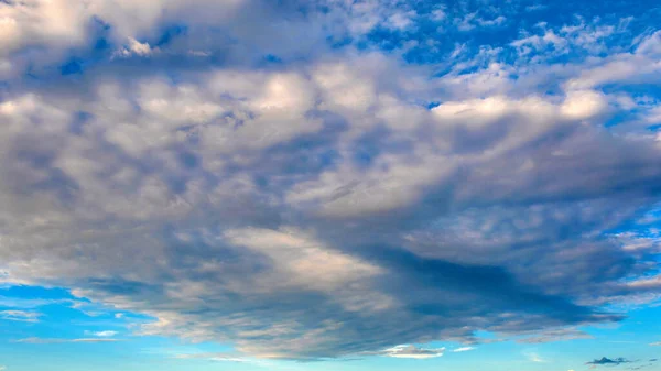 Bel Tramonto Luminoso Cielo Blu Con Nuvole — Foto Stock