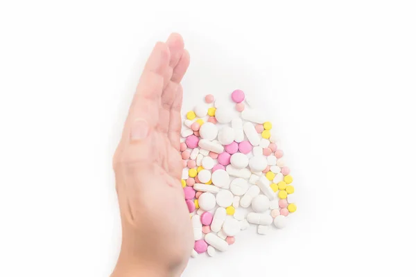 カラフルな薬 ビタミンやサプリメントでいっぱいの女性の手 健康で不健康なライフスタイルの概念 — ストック写真