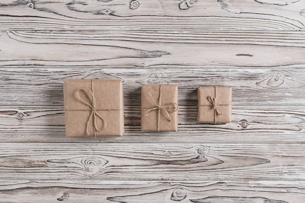 Tres Cajas Regalo Embalaje Papel Artesanal Cuerda Arco Madera Rústica —  Fotos de Stock