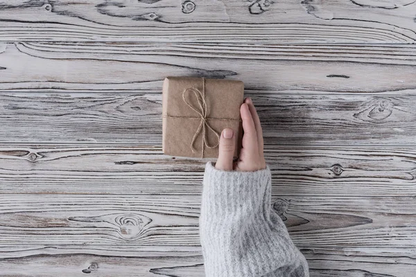 Vrouwelijke Cadeautjes Kartonnen Doos Ambachtelijk Papier Kersttouw Boom Rustieke Houten — Stockfoto