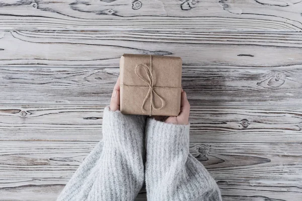 Regalos Embalaje Femenino Caja Cartón Papel Artesanal Cuerda Navidad Árbol —  Fotos de Stock