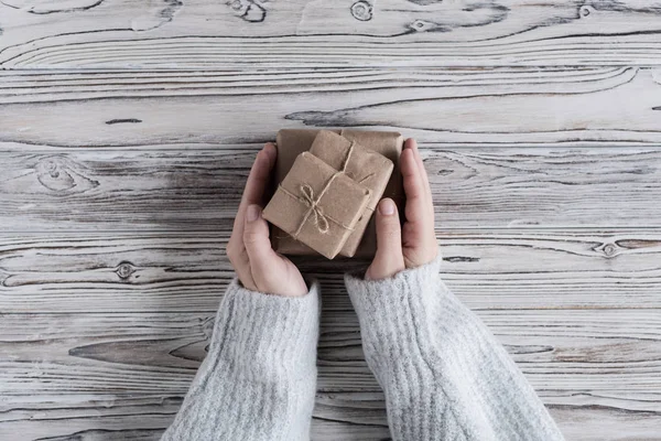 Vrouwelijke Cadeautjes Kartonnen Doos Ambachtelijk Papier Kersttouw Boom Rustieke Houten — Stockfoto