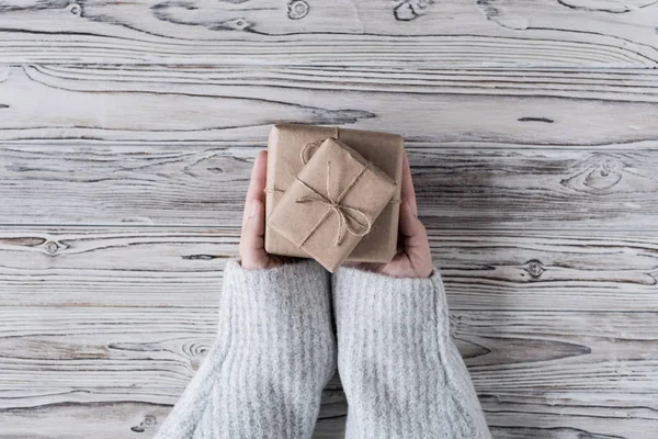 Frauen Verpacken Geschenke Pappschachtel Bastelpapier Weihnachtsseil Und Baum Auf Dem — Stockfoto