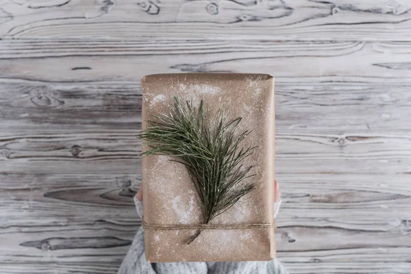 Regalos Embalaje Femenino Caja Cartón Papel Artesanal Cuerda Navidad Árbol —  Fotos de Stock