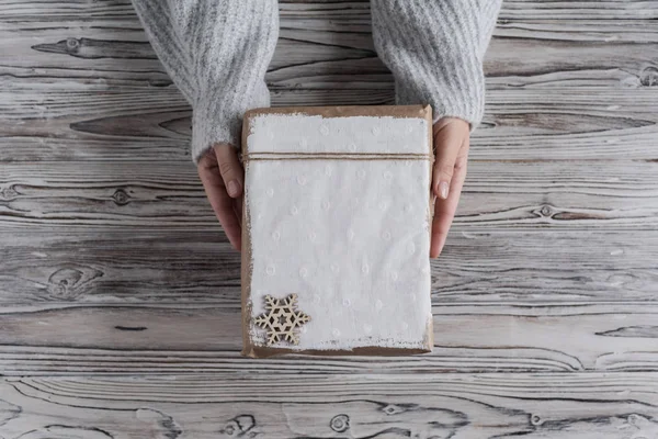 Женщина Упаковывает Подарки Картонная Коробка Ремесленной Бумаги Рождественская Веревка Елка — стоковое фото
