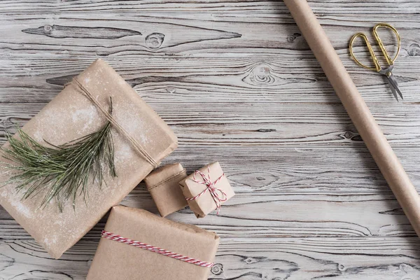 手工制作的礼物 由手工纸制的圣诞绳和树上的乡村木板背景 — 图库照片