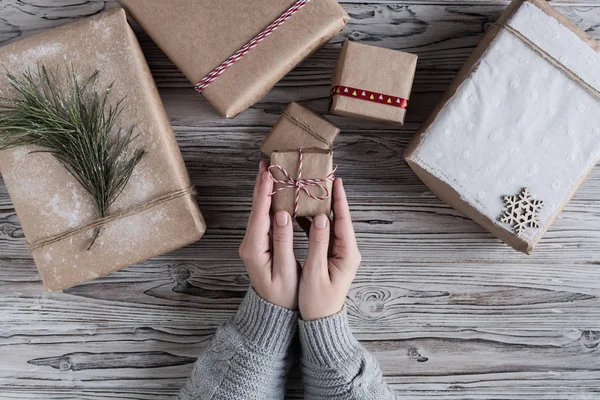 Kadın Küçük Bir Hediye Paketliyor Kağıt Üzerinde Mukavva Kutu Noel — Stok fotoğraf