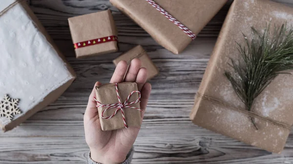 Γυναικεία Συσκευασία Μικρό Δώρο Χάρτινο Κουτί Χαρτί Χειροτεχνίας Χριστουγεννιάτικο Σχοινί — Φωτογραφία Αρχείου