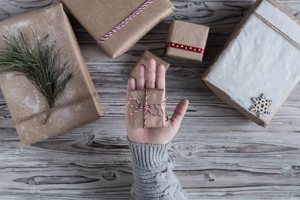 Kadın Küçük Bir Hediye Paketliyor Kağıt Üzerinde Mukavva Kutu Noel — Stok fotoğraf