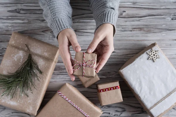 Female Packing Small Gift Cardboard Box Craft Paper Christmas Rope — ストック写真
