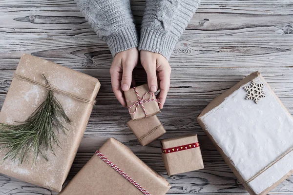 Kvinnliga Förpackningar Liten Gåva Kartong Hantverk Papper Jul Rep Och — Stockfoto